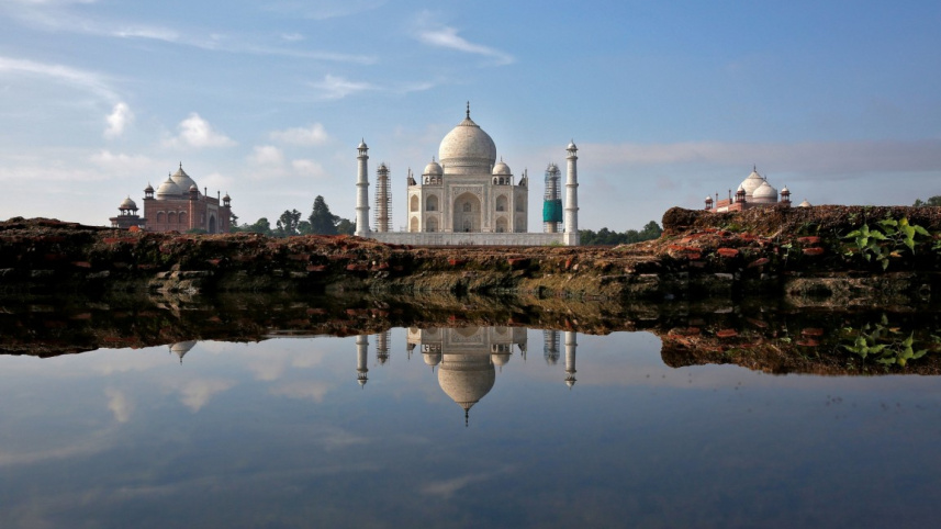 tourists_away_taj_mahal.jpg