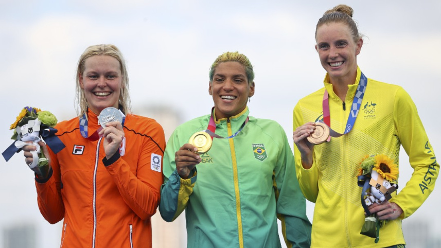 2021-08-04t002736z_389431489_sp1eh84019y8k_rtrmadp_3_olympics-2020-ows-w-10km-medal_1.jpg
