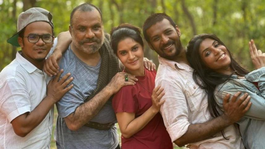 the_cast_and_crew_of_omanush.jpg