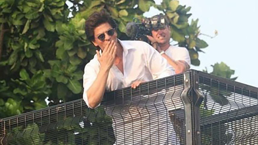 srk_flying_kiss.jpg