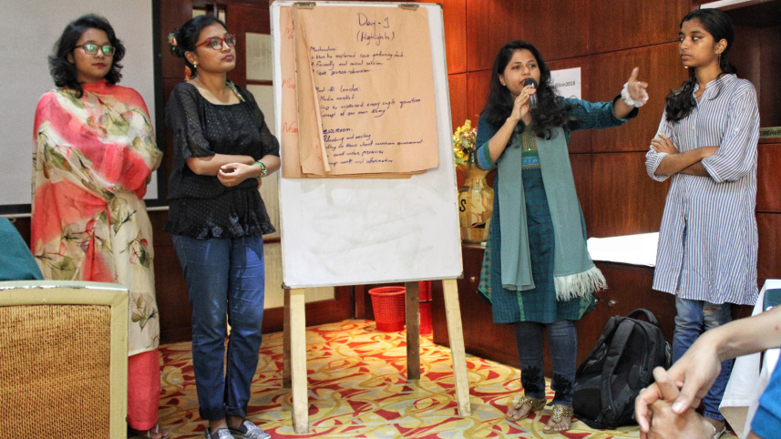 inner_2_a_group_presents_their_work.jpeg