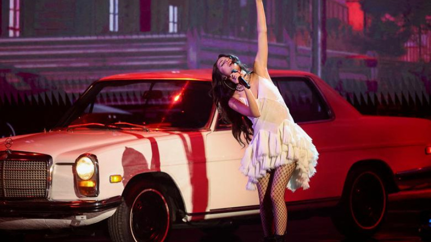 olivia_performs.jpg