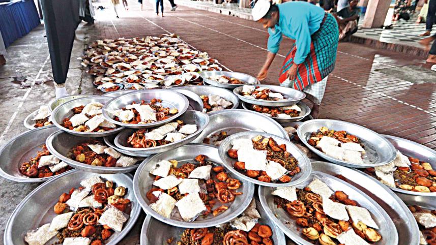 anderkilla-shahi-jame-mosque-iftar-2.jpg