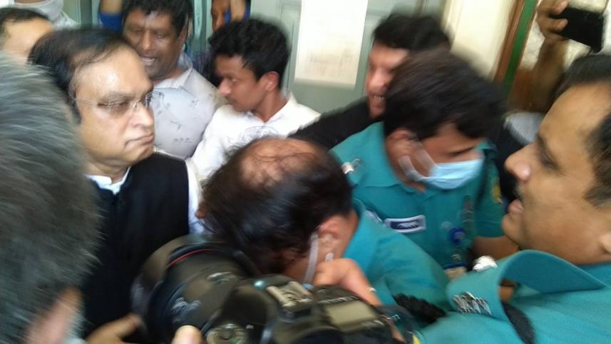 Haji Salim surrenders in court, Haji Salim sent to jail