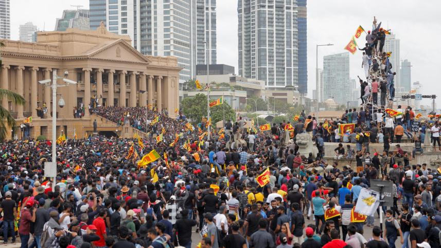 Demonstrators celebrate after entering the Presidential Secretariat during a protest, after President Gotabaya Rajapaksa fled, amid the country's economic crisis, in Colombo, Sri Lanka on July 9, 2022. Photo: REUTERS