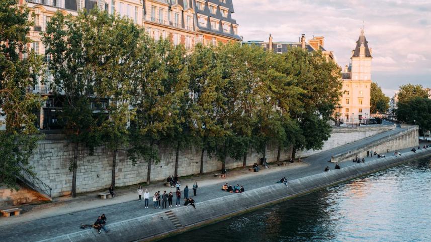 Pedestrian and cycling friendly cities