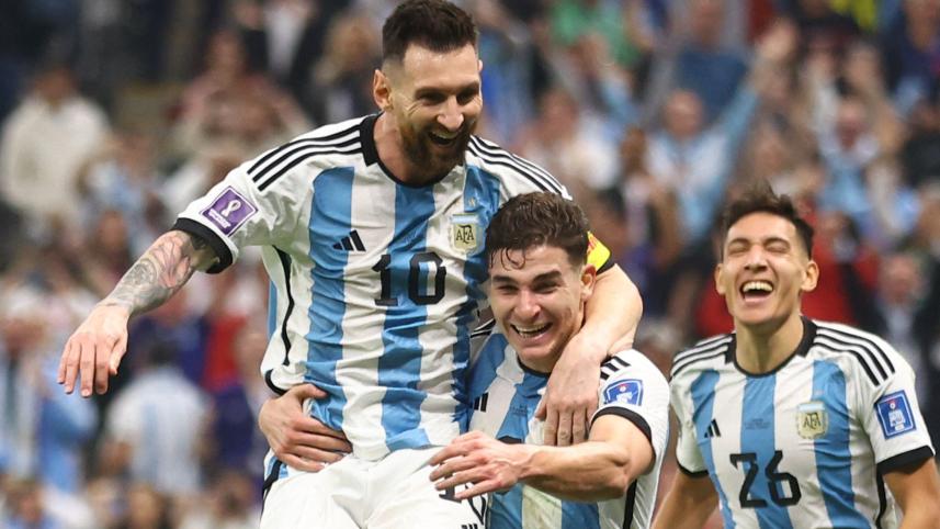 messi_x_alvarez.jpg