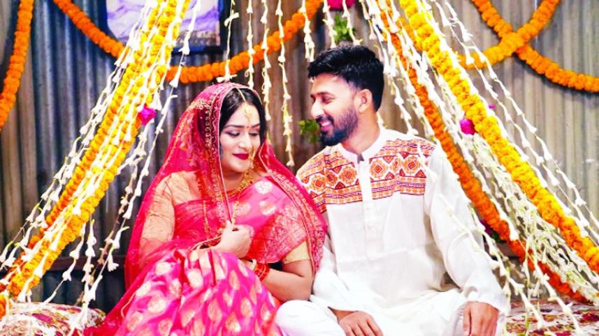 Manoj, Nadia pair up for ‘Hat Rekhechi Tomar Hate’