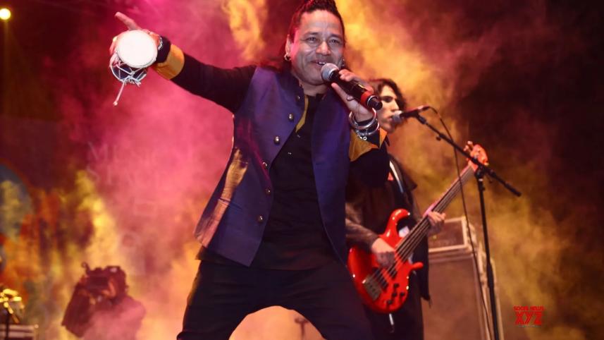 Fans throw bottle at Kailash Kher during concert