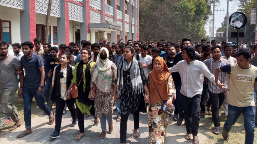 RU students lock admin building, stage sit-in protest
