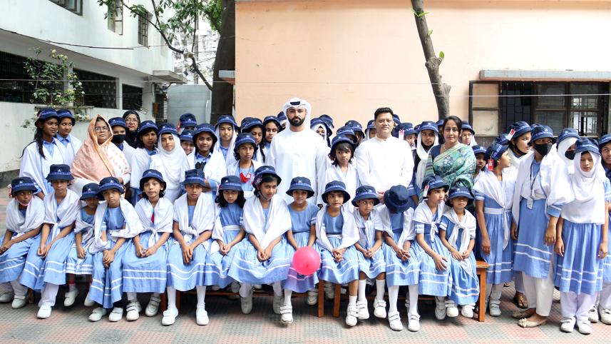 emirates_area_manager-bangladesh_mohamed_al_hammadi_with_the_children_of_the_dhaka_ahsania_mohila_mission_orphanage-27.3.23-1.jpg