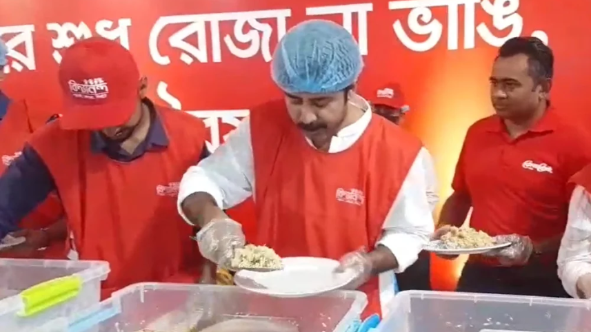 Afran Nisho serves iftar for underprivileged people