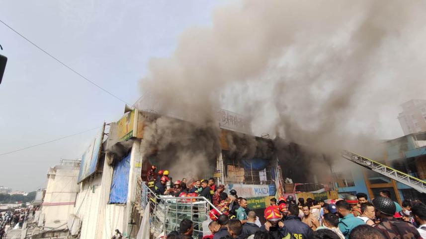 Defence forces join 30 fire service units to fight New Super Market blaze