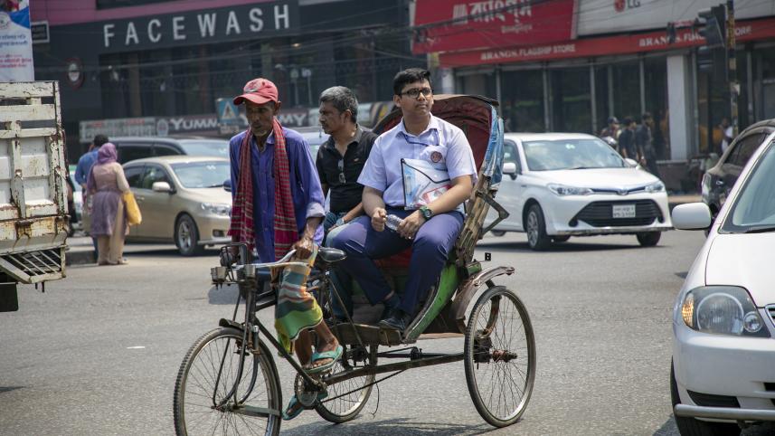 Student on a rickshaw with his parent.