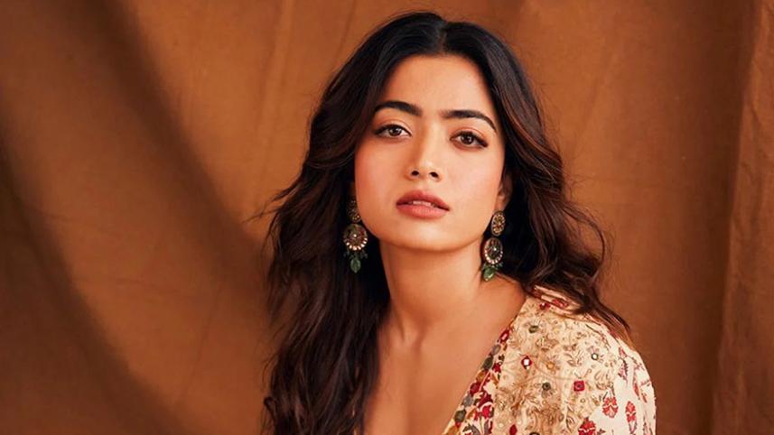 Fan snatches Rashmika’s phone