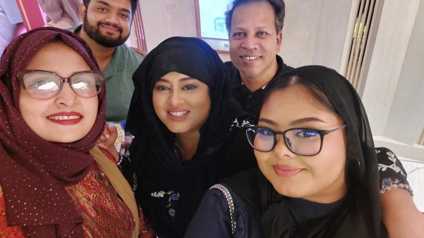 Moushumi wears Burka, watches Shakib's 'Priyotoma'