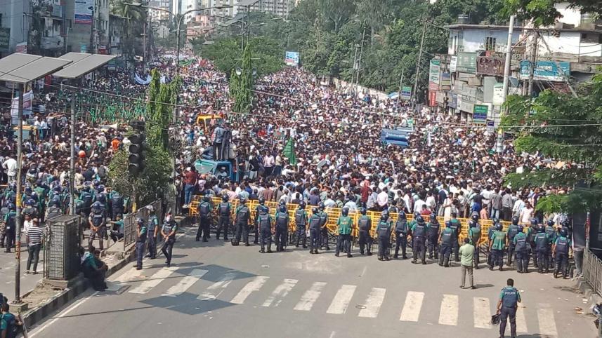 Jamaat leaders, activists gather at Arambagh intersection; police put up barricade