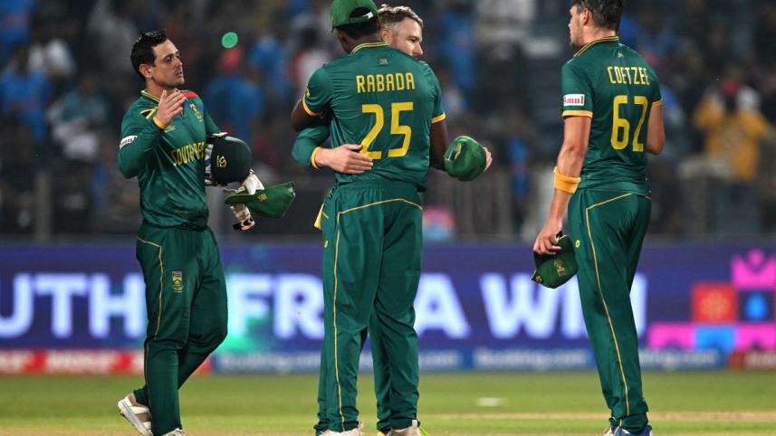 Pakistan win sends South Africa to semis