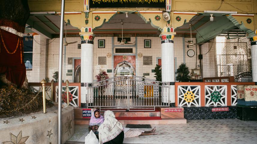 In Mirpur, at the tomb of Shah Ali Baghdadi, lively Zikrs and Qawwalis are held on Thursday evenings where men, women, and children all gather to celebrate their devotion.