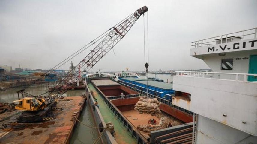 Food grains are being unloaded from a lighter in Chattogram. Transport of imported cargo from the outer anchorage is yet to feel the pinch of a dispute among lighters’ owners as enough vessels are being allocated to keep cargo transport uninterrupted.