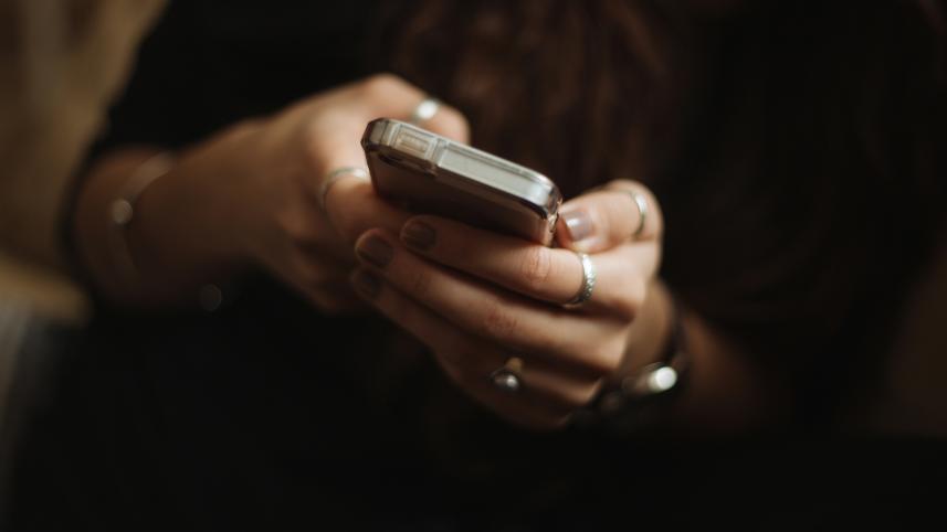 Should you post your relationship milestones on social media?     priscilla-du-preez-bjhuu6bpuza-unsplash