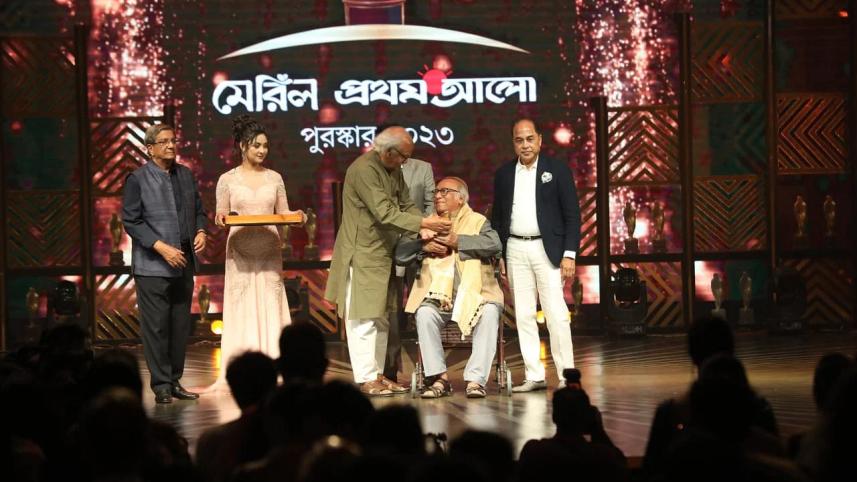 Masud Ali Khan honoured with Meril-Prothom Alo Lifetime Achievement award