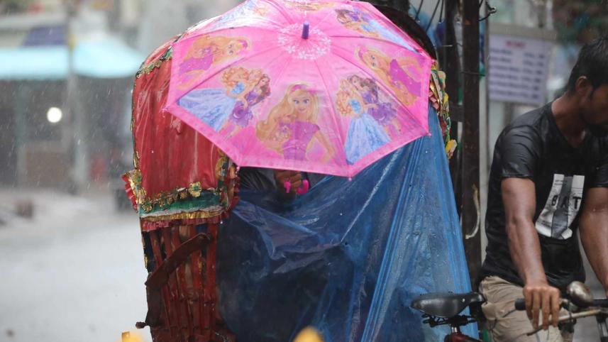 Gusty winds and heavy rain in Dhaka from Cyclone Remal