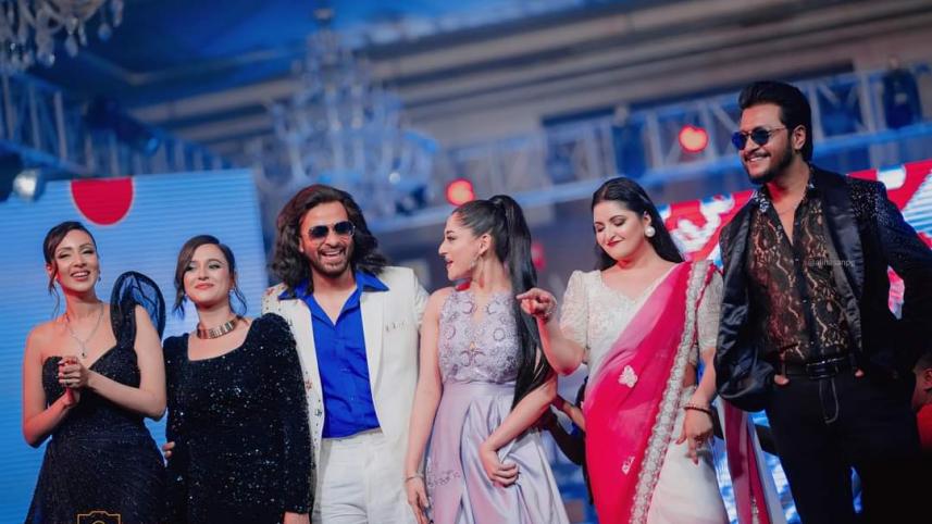 Shakib Khan walks the ramp with Dhallywood divas 