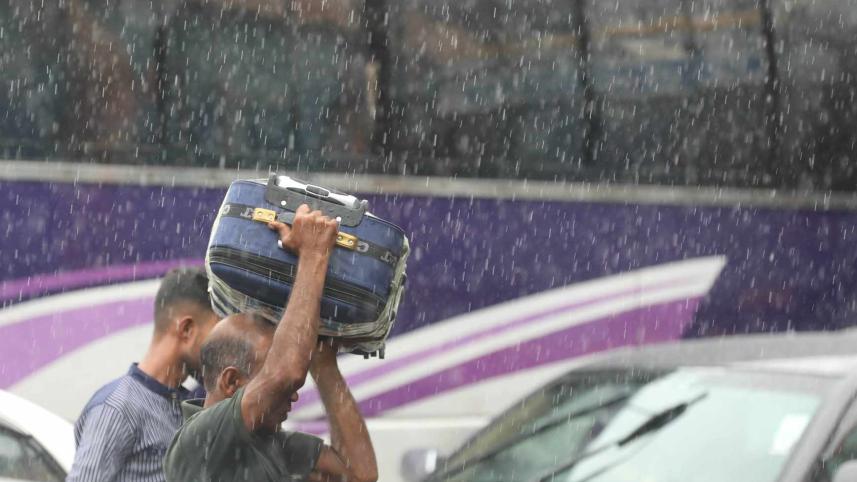 Commuters suffer as heavy rain inundates some Dhaka streets