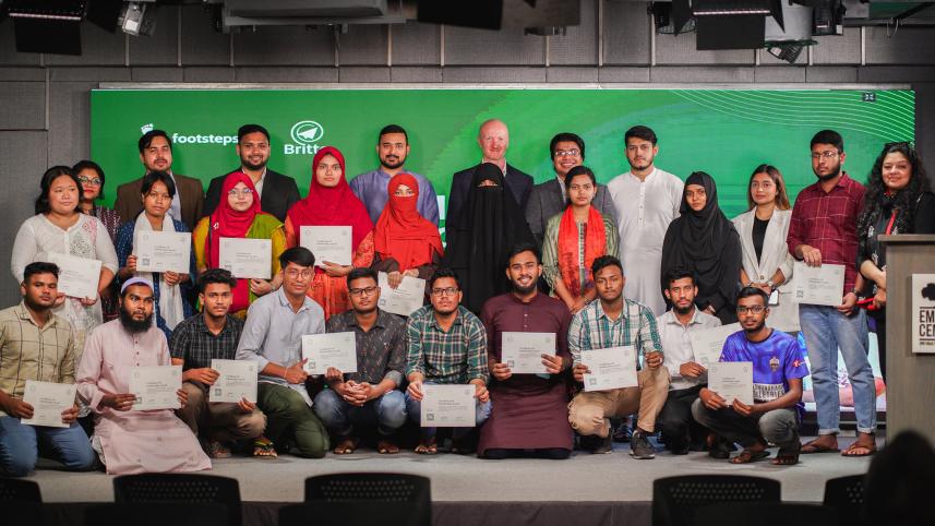 Recipients of the scholarship along with the guests at the ceremony. 