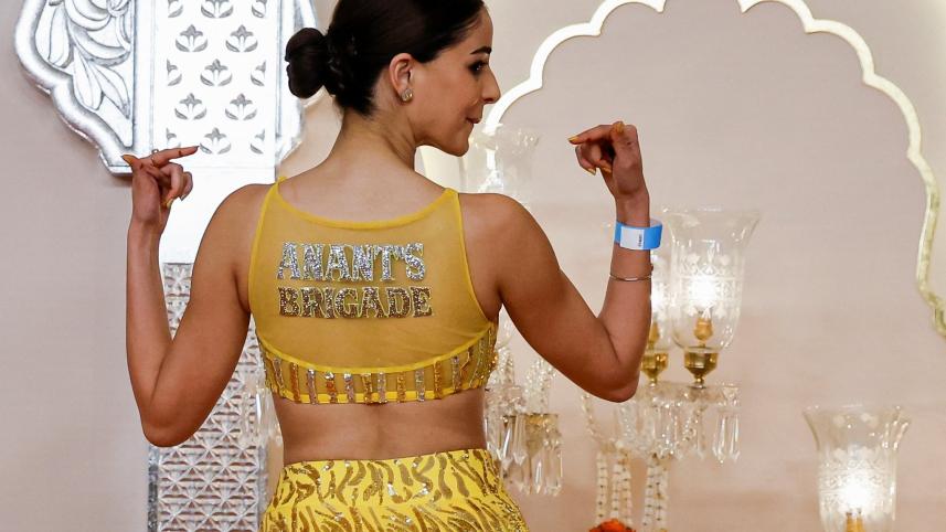 ananya_panday_poses_for_pictures_on_the_red_carpet.jpg