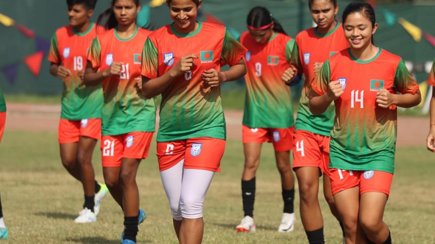 bd_women_footballers.jpg