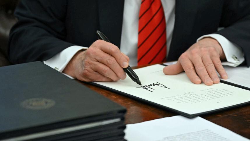 trump_at_oval_office.jpg