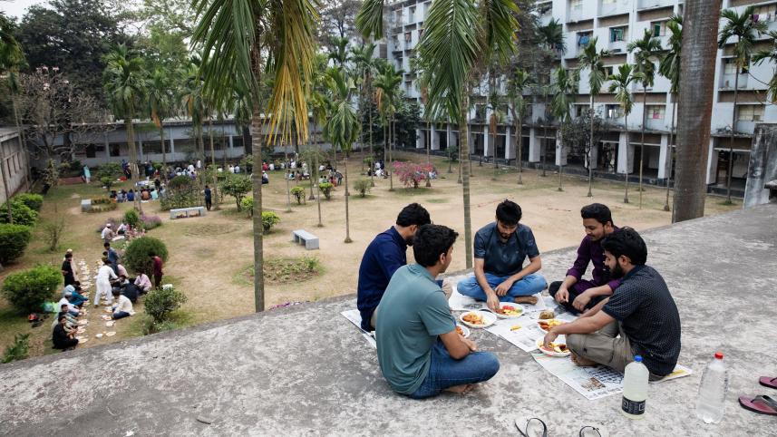 A group of students having iftar together.