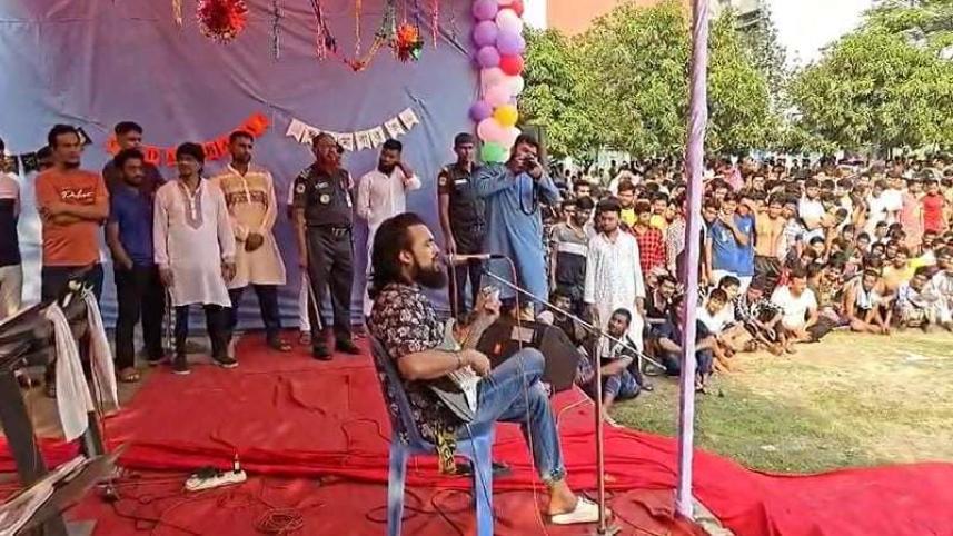 Nobel sings in prison, inmates rejoice