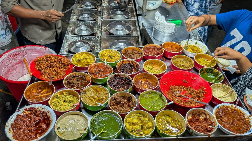 4_chitoi_pitha_cart_near_suchona_community_center_2.jpg