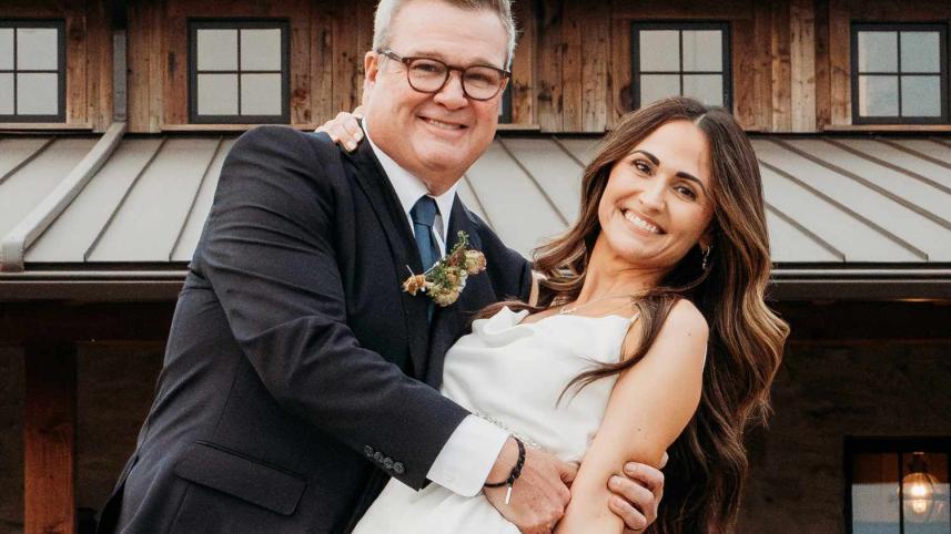 Eric Stonestreet weds longtime partner Lindsay Schweitzer