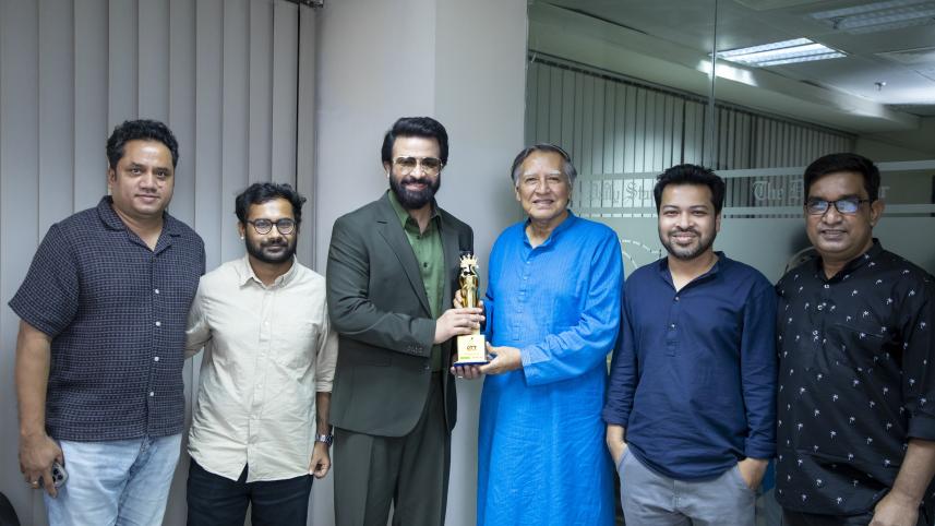 Shakib Khan receives Silver Jubilee Award at The Daily Star