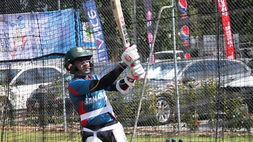 Mushfiqur Rahim batting in the nets in Canberra.