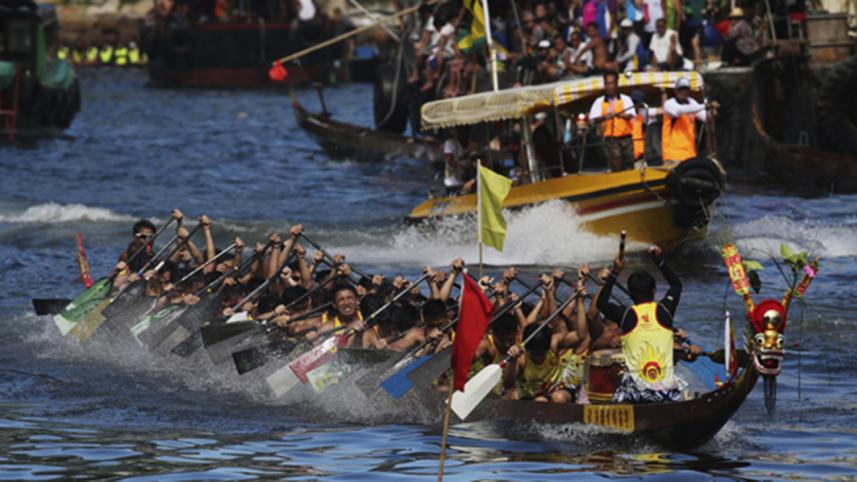 Participants compete in a dragon boat race in Hong Kong, June 20, 2015. Photo: Kin Cheung/AP