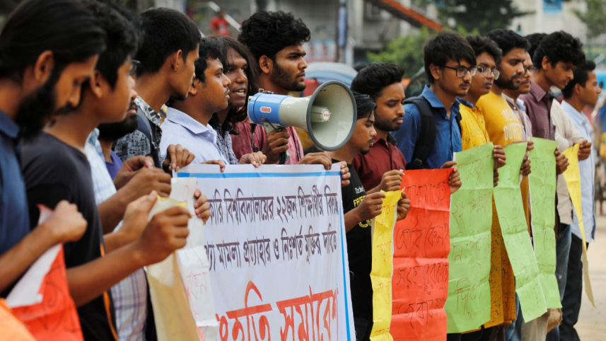 human_chain_22_students.jpg