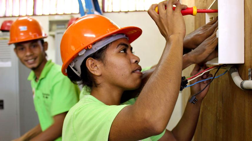 photoessay_worldofwork_01_timorleste_electricworkers_02_1_960x640.jpg