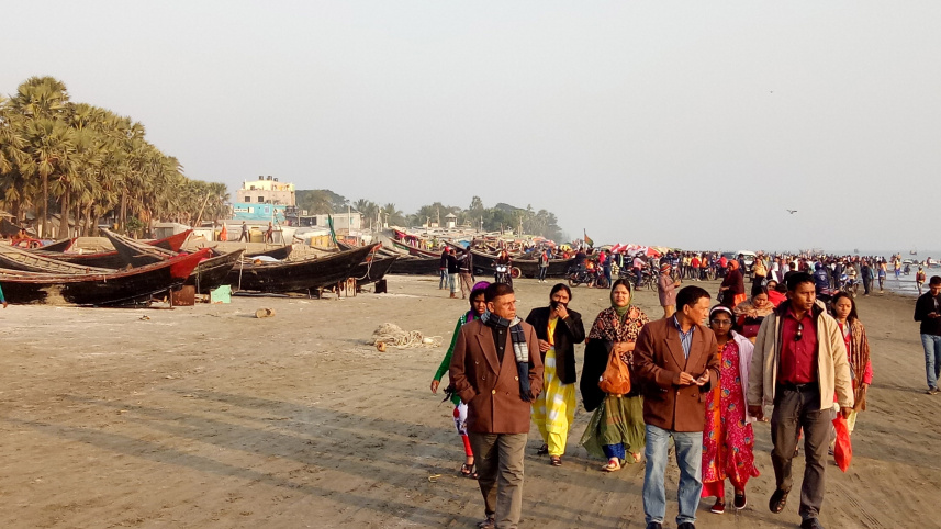 tourists_suffer_kuakata_beach_1.jpg