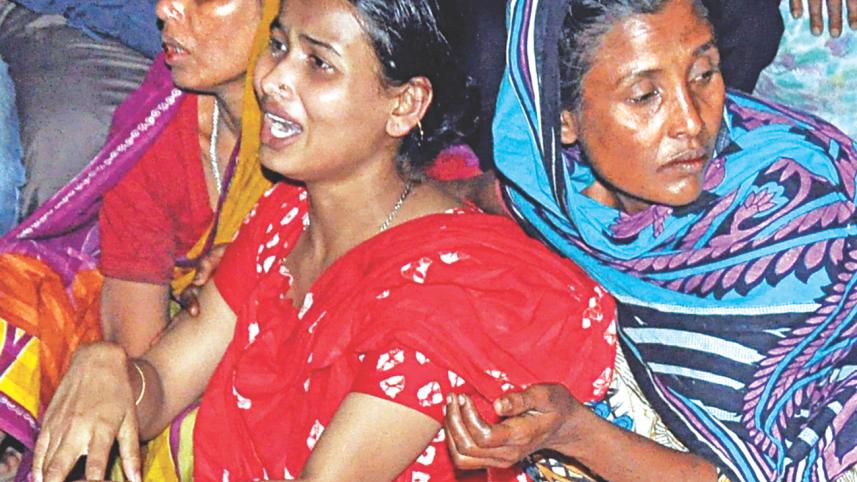 relatives-of-bappi-crying.jpg