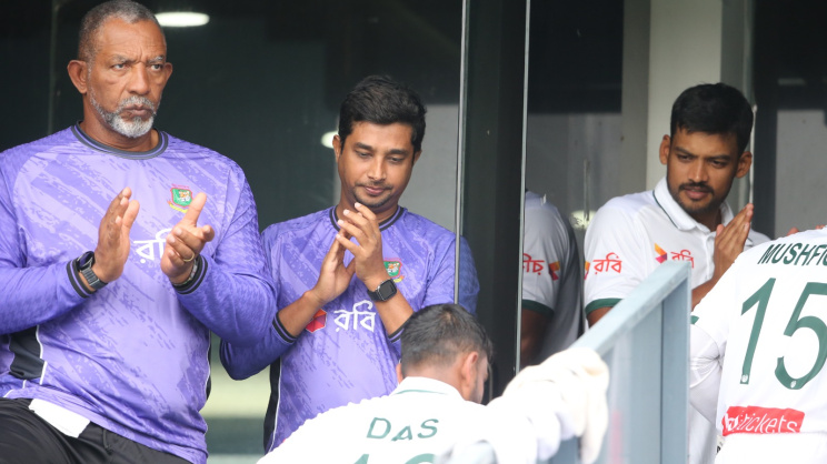 Teammates and coaching staff applaud the effort of Mushfiqur Rahim and Litton Das as the duo walk into the dressing room following a crucial partnership. Photo: Firoz Ahmed