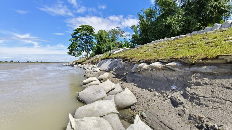 The Lalmonirhat town protection embankment, which shields the district town from flooding, has become increasingly vulnerable to river erosion. Photo: Star