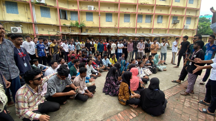 Students from different educational institutions staged demonstrations in front of the Rajshahi Board of Intermediate and Secondary Education. Photo: Star