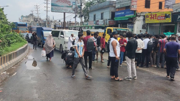 HSC examinees from Savar Government College blocked the Dhaka-Aricha Highway at Pakiza Mor (Shaheed Yamin Square) for about an hour. Photo: Star