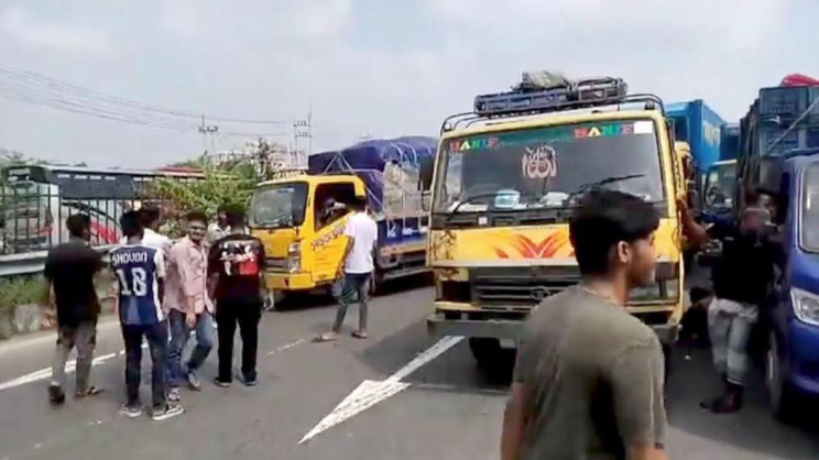 HSC examinees of various colleges in Tangail kept the Dhaka-Tangail highway blocked for more than one hour. Photo: Star