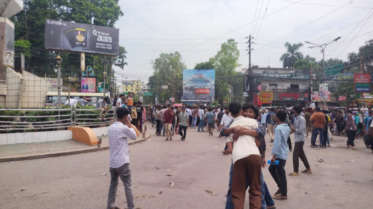 In Bogura, general students blocked the Satmatha intersection. Photo: Star